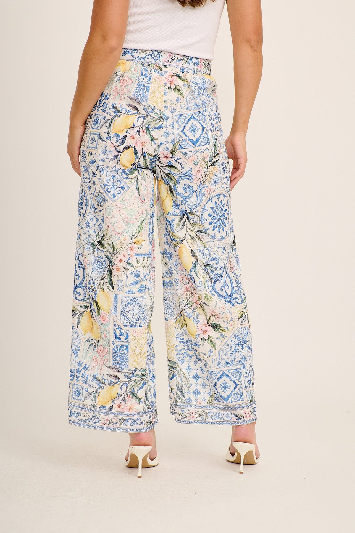 Capri Calling Pant in Blue with Lemon Linen Blend